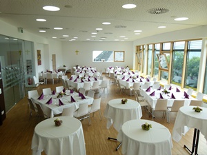 Dorfsaal mit gedeckten Tischen
